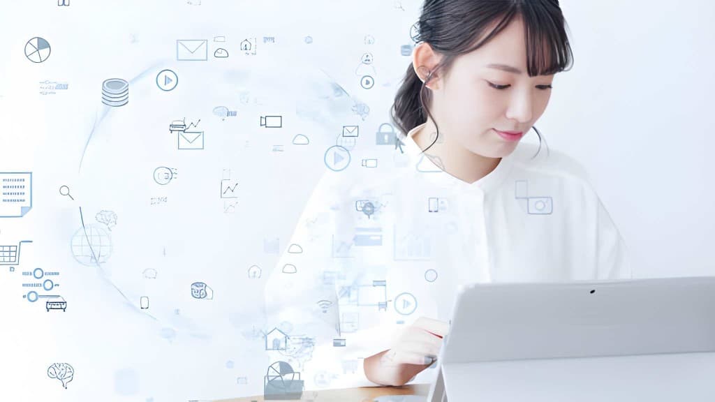 ノートPCとデジタルアイコンを活用し、業務を見える化・設計するイメージ