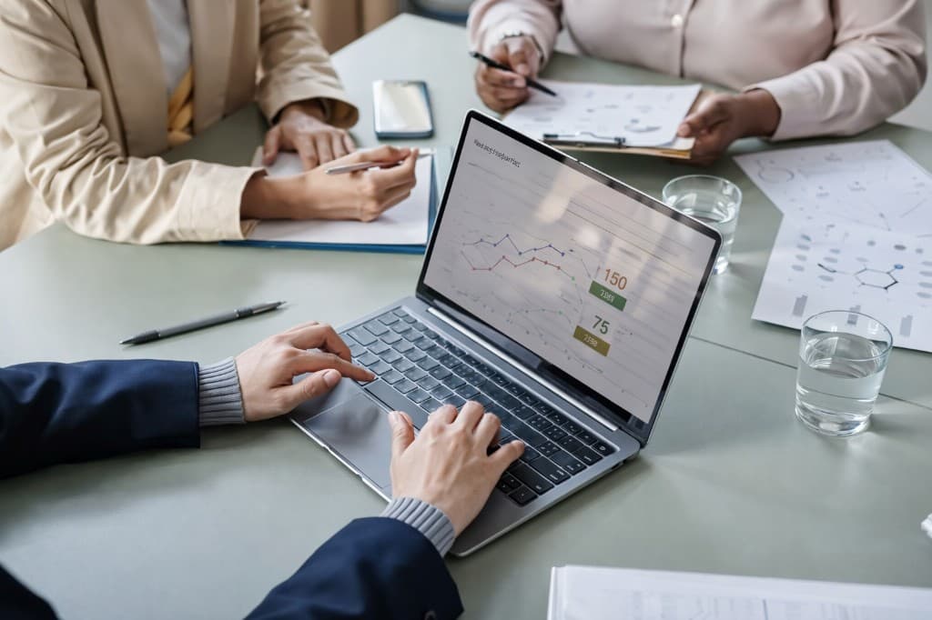 資料とグラフを共有し、指標に基づいて意思決定するミーティング